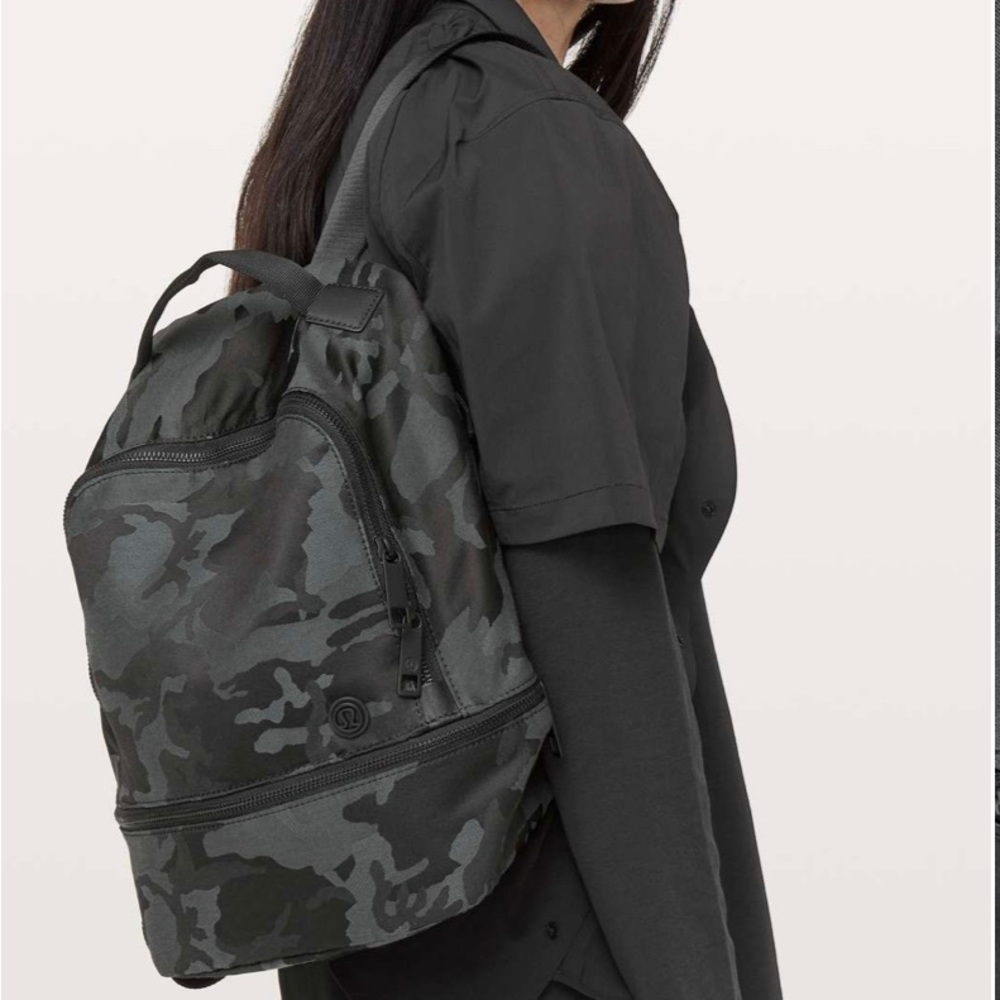 Lululemon city adventurer mini 10L.